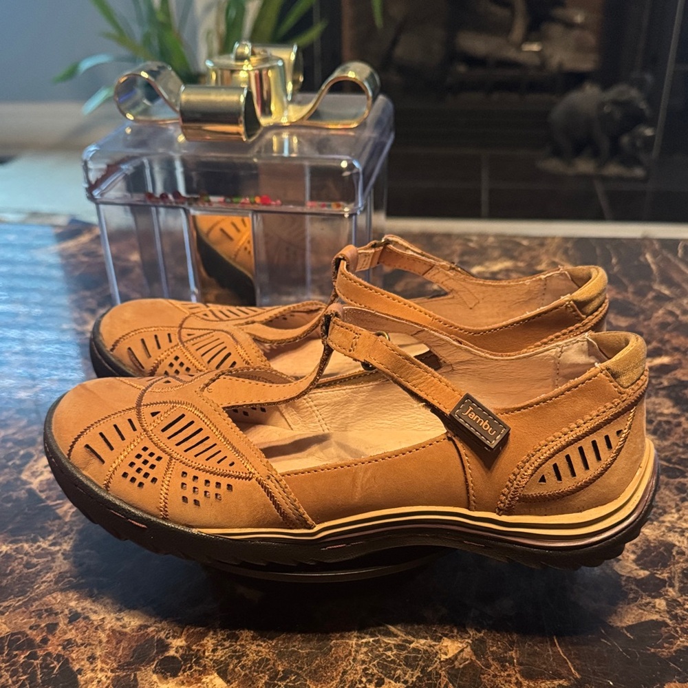 “SOLD” Jambu Women's Bridget Leather T-Strap Flats - Size 8M